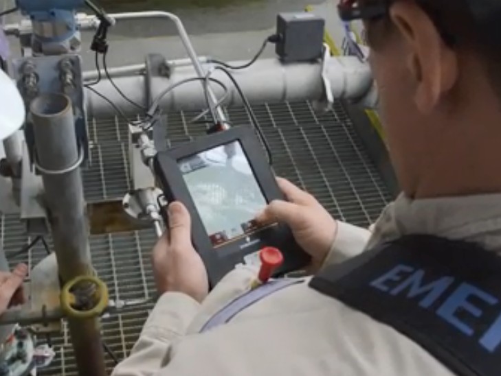 羅斯蒙特手操器怎么效驗(yàn)液位變送器如果是請(qǐng)參照相關(guān)品牌的液位變送器及手操器的使用說(shuō)明書操作。根據(jù)我的經(jīng)驗(yàn)有如下步驟：  1、確認(rèn)羅斯蒙特手操器是否支持你的液位變送器的通信格式(具體廠***可能有所不同)，這個(gè)可以在手操器的使用說(shuō)明書上查到或直接和手操器供應(yīng)商聯(lián)系確認(rèn)。  2、正確連接手操器和液位變送器，注意接線方式。  a、液位變送器的通信電路板是外部供電還是內(nèi)部供電，如果你是通過(guò)變送器接的通信線通常 應(yīng)該是內(nèi)部供電，如果是單***測(cè)試變送器的通信電路板時(shí)，則是外部供電。二者是有區(qū)別 的。具體可以參照你的變送器的說(shuō)明書。  b、注意接標(biāo)準(zhǔn)電阻(通常為250歐)。  3、將475手操器并接到標(biāo)準(zhǔn)電阻兩端。  4、通電，建立通信。  5、按照羅斯蒙特手操器的使用說(shuō)明書進(jìn)行操作設(shè)置儀表的0點(diǎn)、上限位、下限位。 如果發(fā)現(xiàn)液位變送器的上限位或下限位對(duì)應(yīng)的20mA或4mA出入較大，這時(shí)需要對(duì)電流做調(diào) 校。這時(shí)需要用到***精度的電流表，調(diào)校時(shí)需要將電流表串接到通信回路中。具體操作可以參 照手操器的使用說(shuō)明書。  6、設(shè)置相關(guān)參數(shù)后不要忘記將設(shè)置“下載”到你的儀表中。需要說(shuō)明注意的是，儀表在出廠時(shí)都做了調(diào)校，一般不需要用戶設(shè)置。可能需要現(xiàn)場(chǎng)變更設(shè)置的是“上限位”和“下限位”即：“量程”。不過(guò)這在客戶和廠商簽訂合同及技術(shù)協(xié)議時(shí)一般是經(jīng)過(guò)溝通確認(rèn)了的，這在儀表出廠時(shí)，廠***會(huì)為客戶設(shè)好的。除非有變。